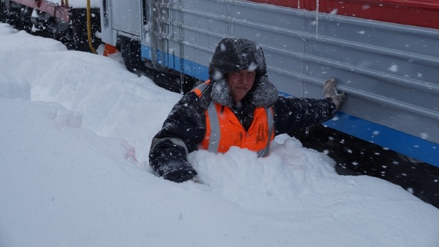 Un tren de călători a rămas blocat în zăpadă în Sahalin, Rusia