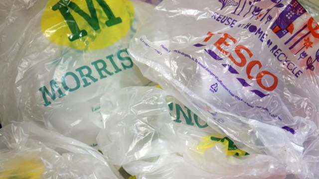 Supermarketurile din Marea Britanie ar putea introduce raioane cu produse neambalate în plastic