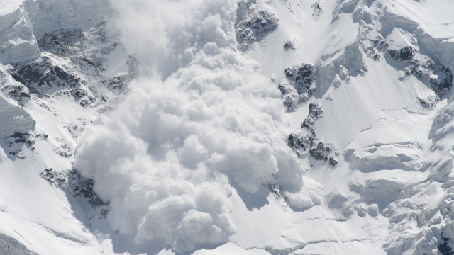 O avalanșă mare a avut loc în Munții Bucegi. Riscul mare se menține și în Munții Făgăraș