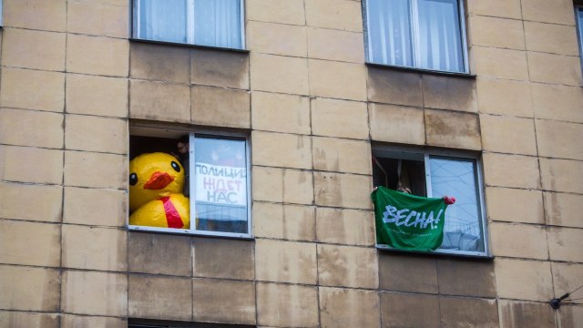 Un rus a fost trimis la închisoare pentru o rață gonflablă afișată la fereastră