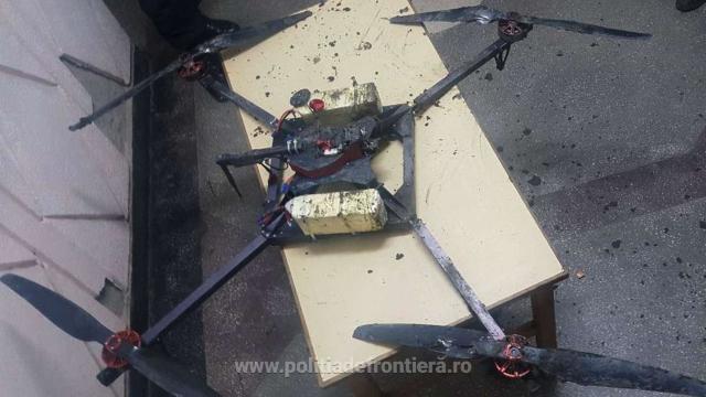 FOTO | Țigări de contrabandă transportate cu o dronă artizanală