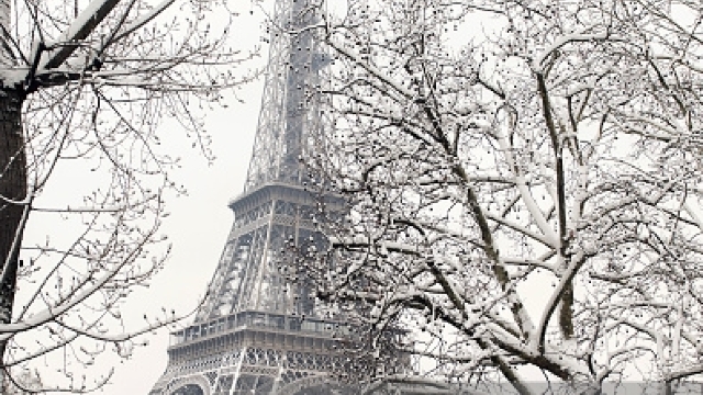 Turnul Eiffel se redeschide duminică, după ninsorile abundente din această săptămână de la Paris