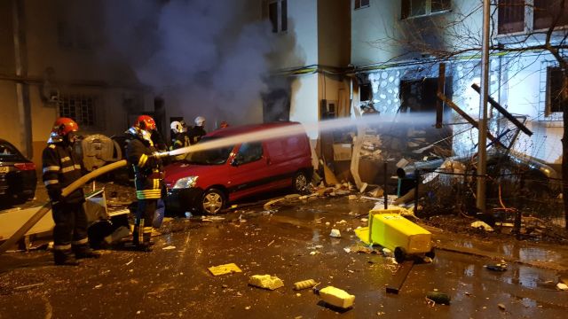 Cel puțin 16 mașini au fost avariate în urma unei explozii la un magazin din București