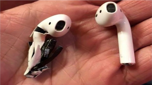 VIDEO | Una dintre căștile Apple AirPods a început să fumege la urechea unui utilizator, apoi a luat foc
