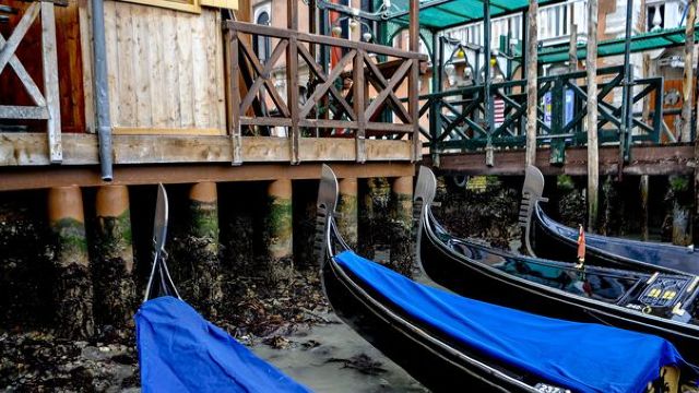 FOTO | Canalele din Veneția au secat! Motivele care au condus la închiderea temporară a navigației