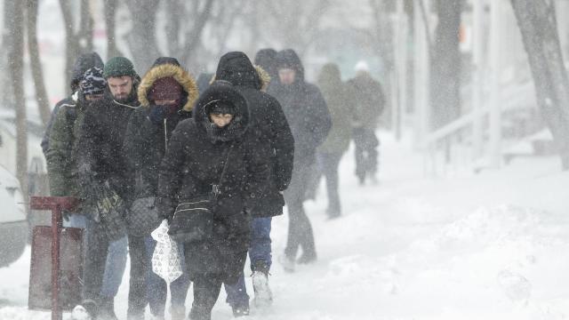 METEO | Codul galben de vreme rece se menține. Zeci de oameni, cu hipotermie sau traumatisme, în Chișinău