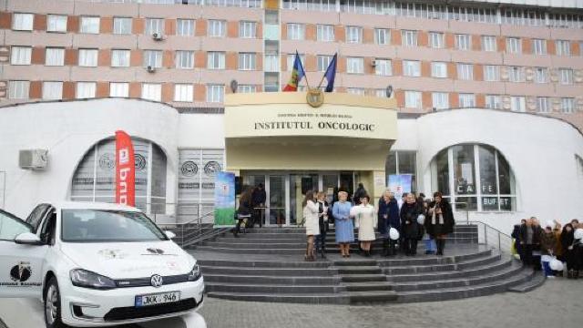 Prima mașină electrică pentru transportarea sângelui, oferită Institutului Oncologic din Republica Moldova