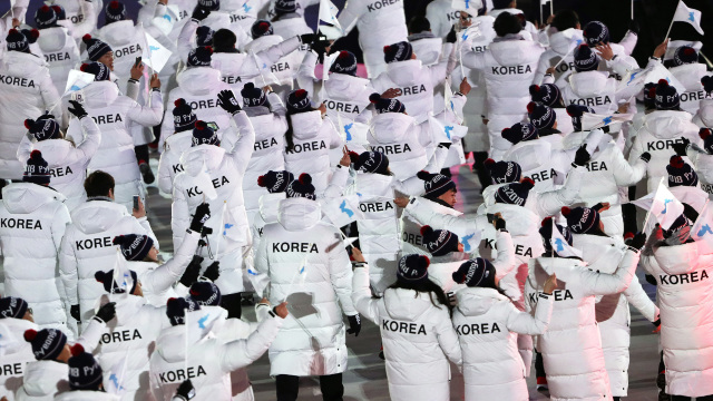 Echipele celor două Corei au participat împreună, sub drapelul unificării, la deschiderea Olimpiadei de Iarnă