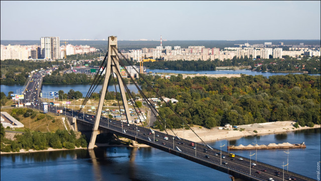 Autoritățile municipale de la Kiev schimbă denumirea Podului Moscova