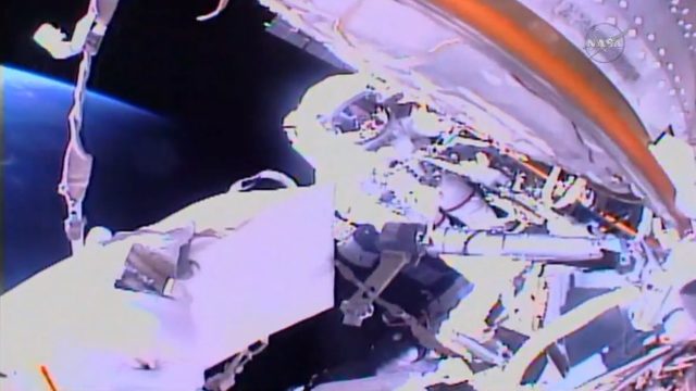 Doi astronauți au ieșit pe orbită pentru a repara un braț robotizat
