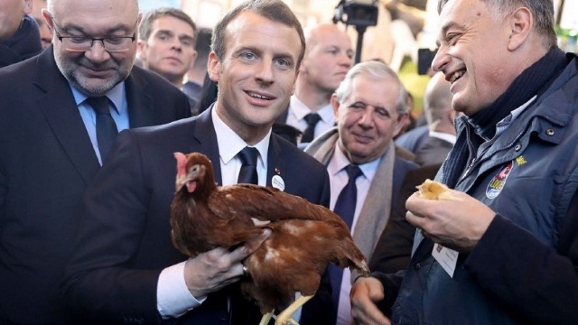 Emmanuel Macron a adoptat o găină la Salonul Agricol de la Paris, ca să-i facă ouă proaspete la Palatul Elysée