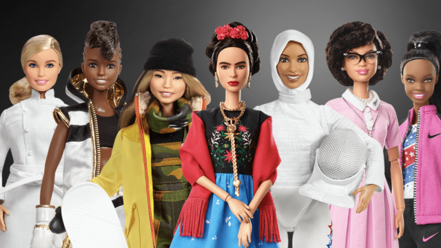 8 martie | Păpuși Barbie pugiliste, un flashmob al „sufragetelor
