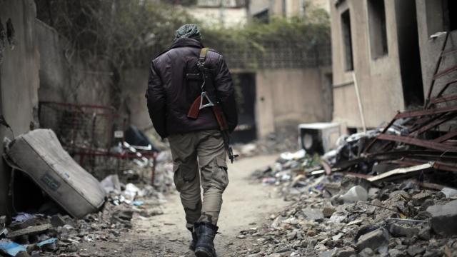 Un grup de rebeli din Ghouta a depus armele pentru a fi lăsat să plece