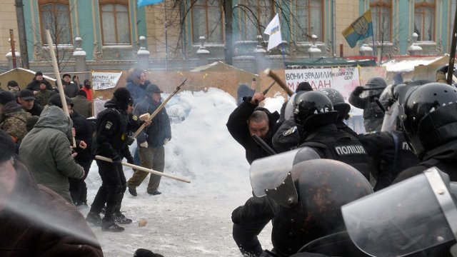 Ciocniri violente la Kiev. Cel puțin 10 persoane au fost rănite și 50 au fost reținute