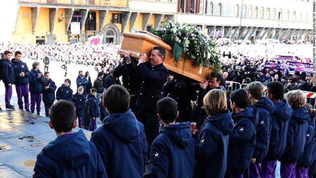 Mii de oameni, la funeraliile lui Davide Astori