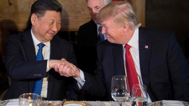 Donald Trump îl apreciază pe omologul său chinez Xi Jinping, care își prelungește mandatul pe viață Donald Trump îl apreciază pe omologul său chinez Xi Jinping, care își prelungește mandatul pe viață