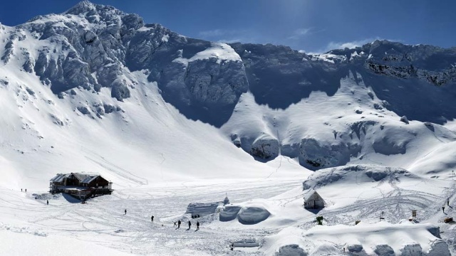 Strat de zăpadă de peste 2 metri, în România