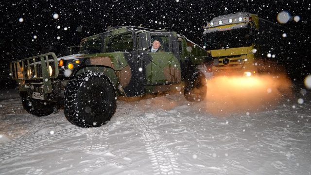 FOTO | Armata a intervenit pentru deblocarea circulației pe drumurile afectate de ninsori