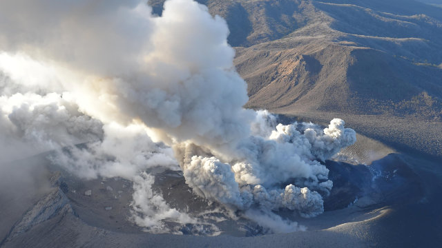 Erupțiile vulcanului Shinmoedake din Japonia vor continua timp de câteva luni