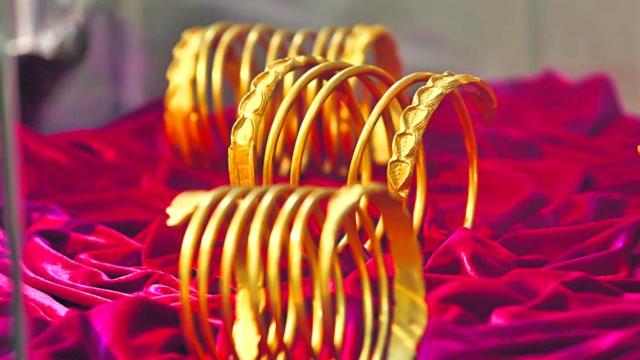 Curtea de Apel Alba Iulia a decis achitarea persoanelor acuzate de furtul și traficarea unor brățări dacice Curtea de Apel Alba Iulia a decis achitarea persoanelor acuzate de furtul și traficarea unor brățări dacice