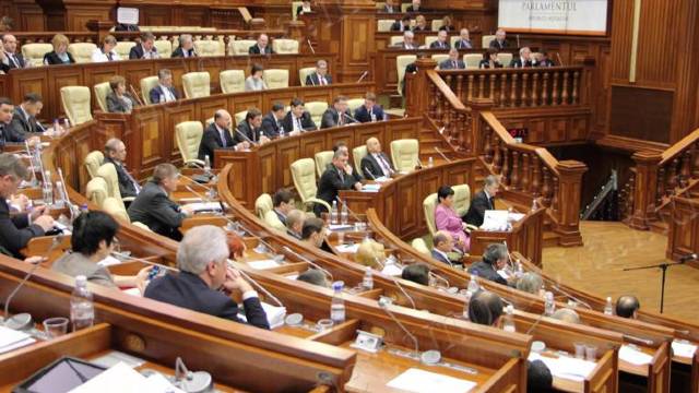 Parlamentul intenționează să modifice Constituția