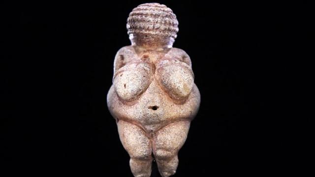 Facebook a cenzurat fotografia unei statuete din paleolitic, pe care a catalogat-o ca „pornografică”