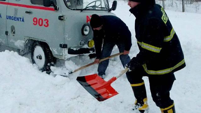 Salvatorii au reușit în timp scurt să ajute persoanele împotmolite 