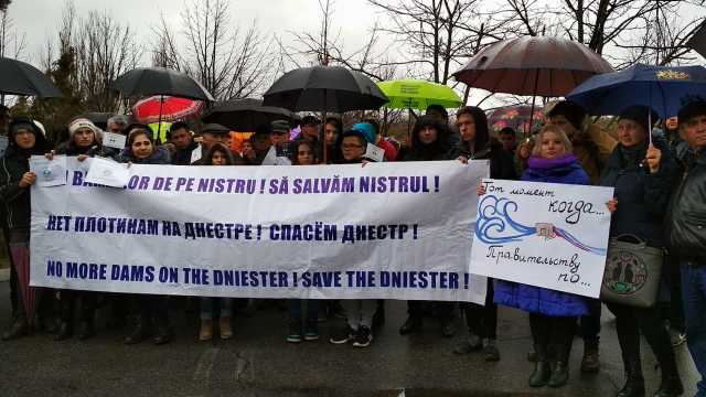 FOTO | Protest la Ambasada Ucrainei de la Chișinău împotriva construirii hidrocentralelor pe râul Nistru
