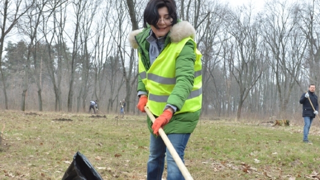 O „Mare curățenie de primăvară” s-a desfășurat în Chișinău, sub conducerea primarului interimar Silvia Radu, cu grebla în mână (FOTO)