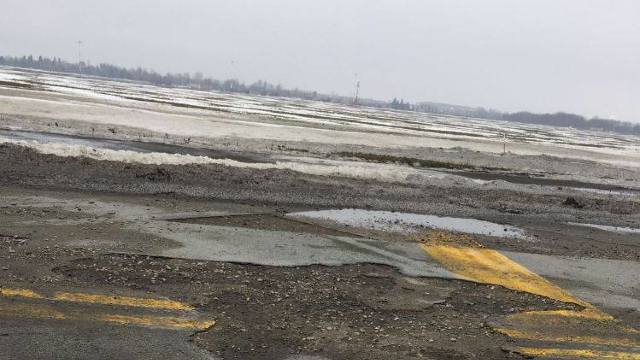 FOTO | Incident pe aeroportul Otopeni. O bucată de pistă s-a dislocat complet
