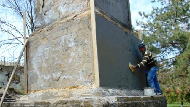 Locuitorii satului Cișmichioi din Găgăuzia restaurează monumentul lui Lenin