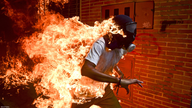 Fotografia unui om cuprins de flăcări în timpul protestelor din Venezuela, câștigătoarea World Press Photo 2018