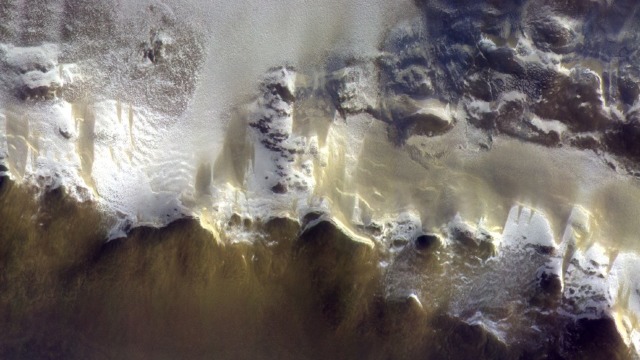 Imaginea unui crater marțian acoperit cu gheață, fotografii făcute de sonda spațială TGO