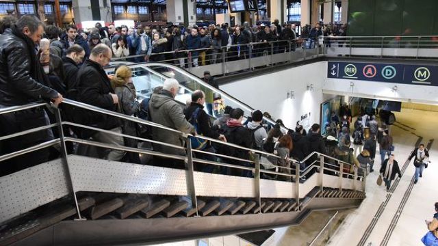 Zboruri anulate în Germania și Franța din cauza grevelor în sectorul public