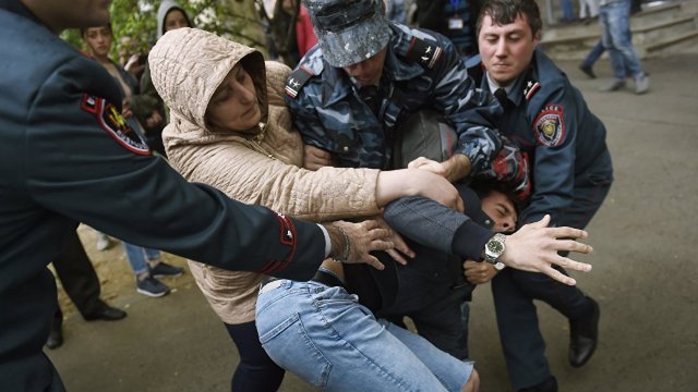 FOTO/VIDEO | Confruntări între protestatari și forțele de ordine continuă în Armenia