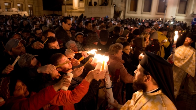 În seara Învierii creștinii trebuie să meargă la biserică pregătiți sufletește, amintesc preoții