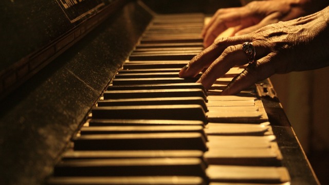 La 103 ani, pianista belgiană Colette Mazo încă mai cântă la pian