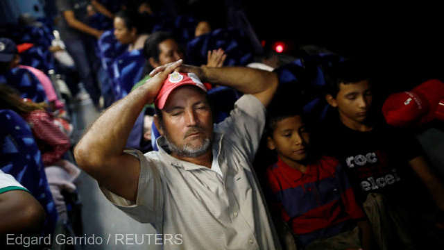 Zeci de migranți au ajuns la granița dintre Mexic și Statele Unite
