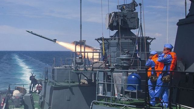 Rusia a lansat exerciții cu sisteme de rachete în Crimeea