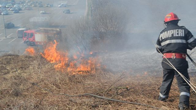 Pompierii au avut de stins peste 70 hectare de teren în ultimele 24 de ore