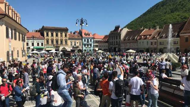 FOTO | Brașovul vrea să intre în Cartea Recordurilor cu cel mai mare lanț de oameni care citesc