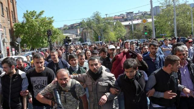 Protestatarii din Armenia au început să blocheze drumurile
