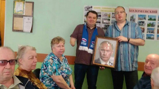 Un deputat rus a împărțit nevăzătorilor tablouri tactile cu imaginea lui Vladimir Putin