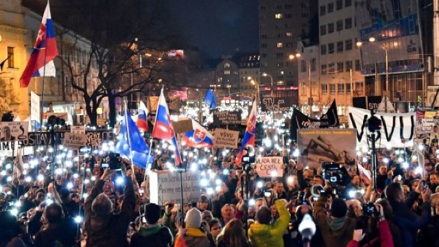 Zeci de mii de slovaci au manifestat cerând demisia șefului poliției