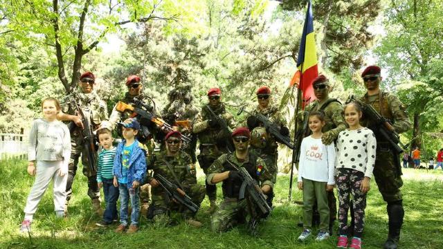 Ziua Fortelor Terestre Române: Tehnică militară în Parcul Carol și retragere cu torțe, în centrul Bucureștiului