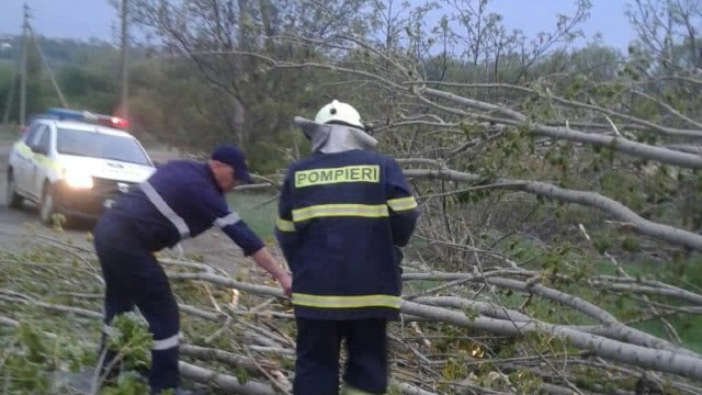 FOTO/VIDEO | Ploile cu grindină au lăsat localități fără lumină și case fără acoperișuri 