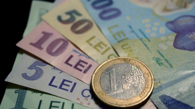 Românii din diaspora ar putea fi obligați să justifice sumele de peste 1.000 euro pe care le trimit în țară