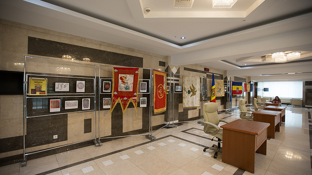 Expoziție inedită de drapele istorice, în Parlament. Angajații și vizitatorii au primit panglici tricolor 