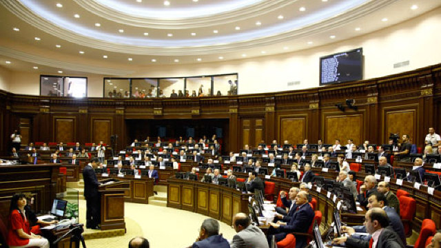 Parlamentul Armeniei a anunțat când va alege noul premier. Moscova se vrea mediator