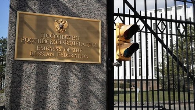 Diplomații ruși expulzați de SUA au părăsit Ambasada de la Washington